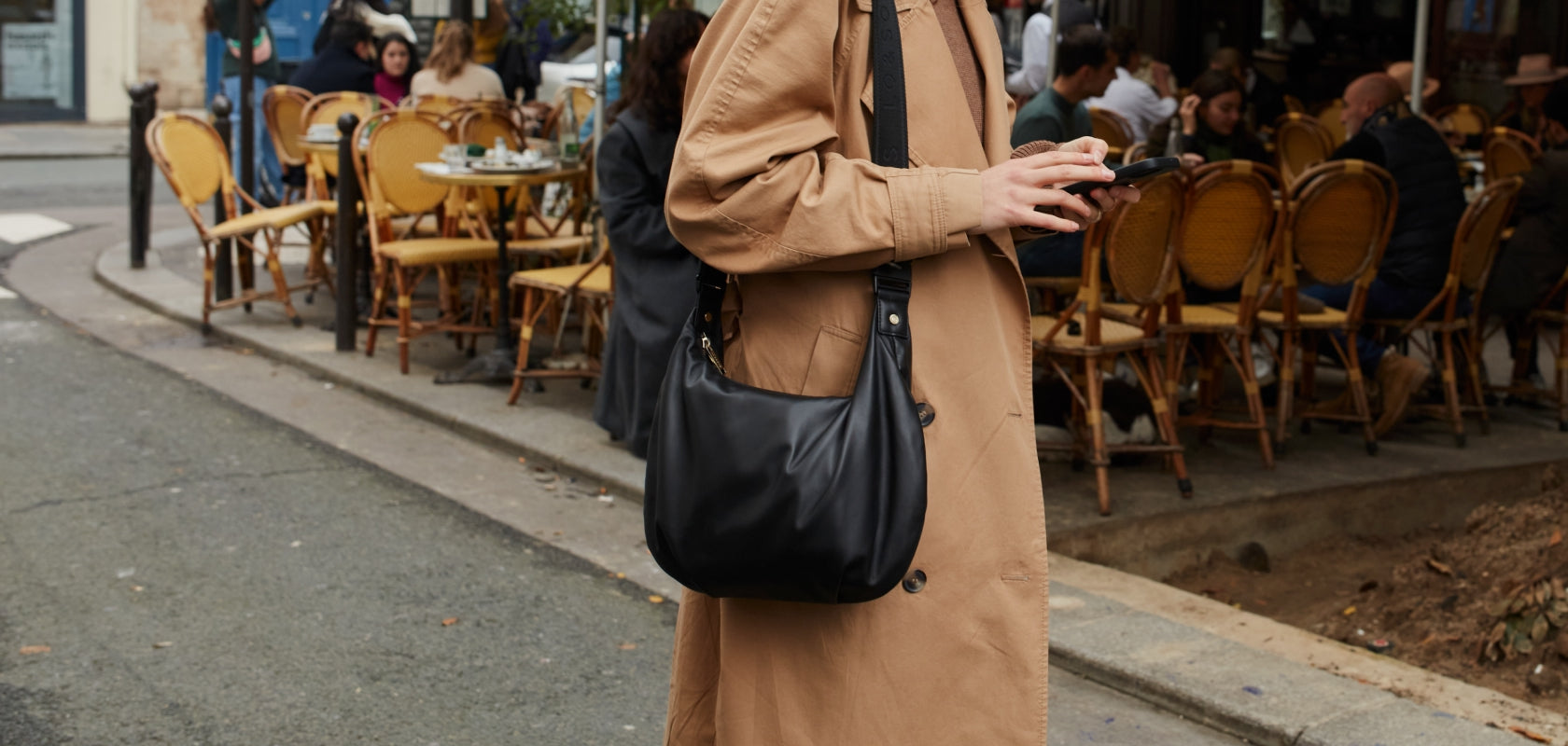 Lo & Sons Aoyama Crescent Crossbody Bag - Leather - Navy