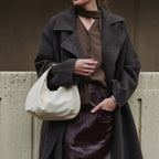 closeup of woman holding the Aoyama Nylon in ivory on her elbow