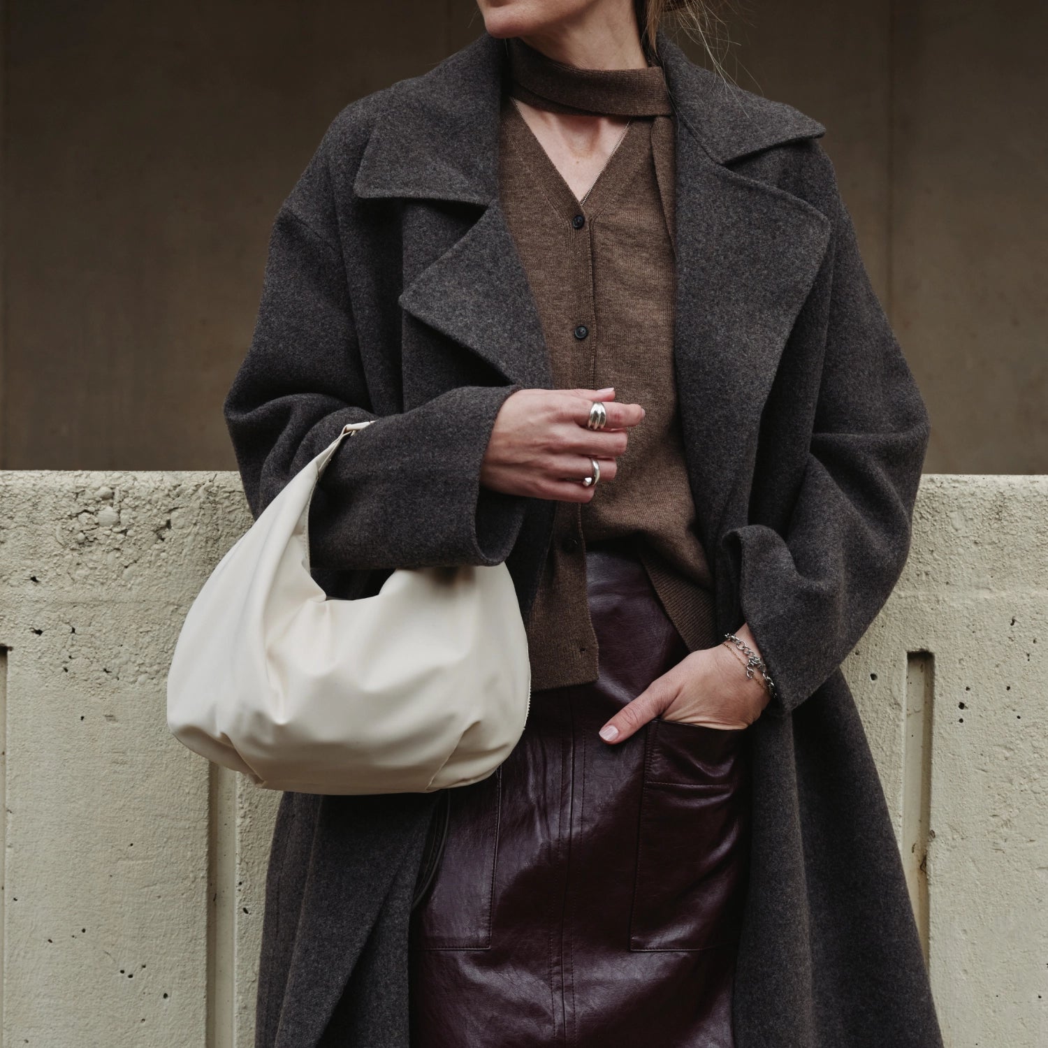 closeup of woman holding the Aoyama Nylon in ivory on her elbow