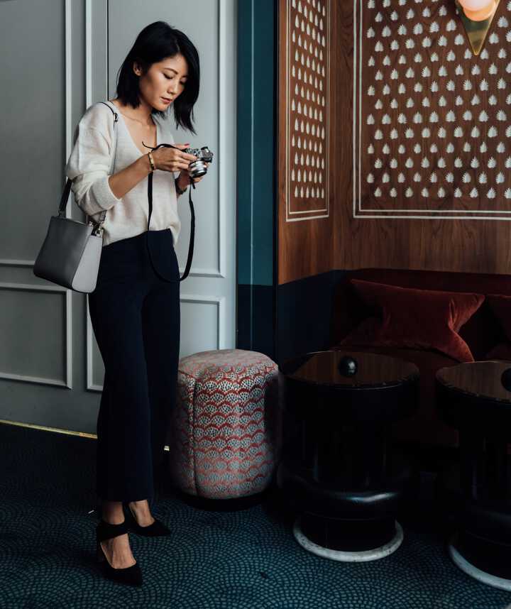 woman in Mexico City in fancy hotel lobby carrying the Lo & Sons Pearl leather bag as a shoulder bag