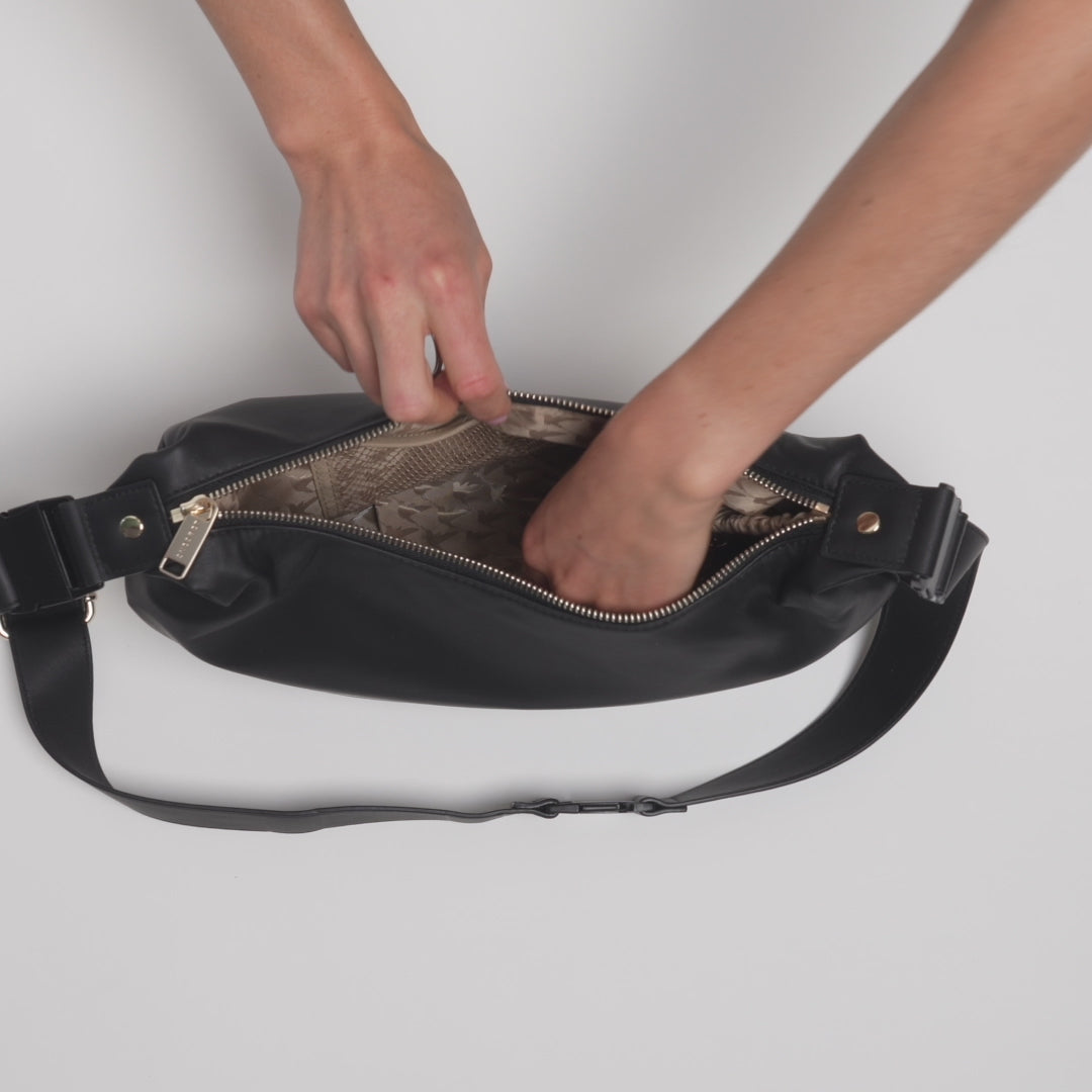 video of woman demonstrating the elastic key leash on the Aoyam 2