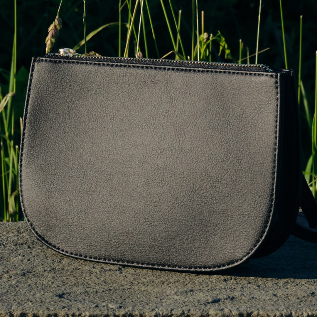 Material close up - Waverley 2 - Cactus Leather - Black / Gold / Camel - Crossbody Bag - Lo & Sons